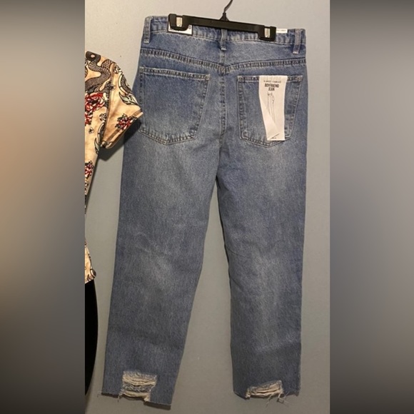 Medium Wash High Rise Size 7 Ripped Raw Edge Hem Cropped Jeans - Picture 5 of 7